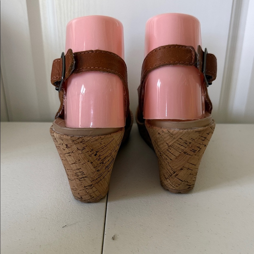 CROCS A Leigh Leather Tan 2-1/2” Cork Wedge Heel Sandals (sz 6) - Picture 4 of 6